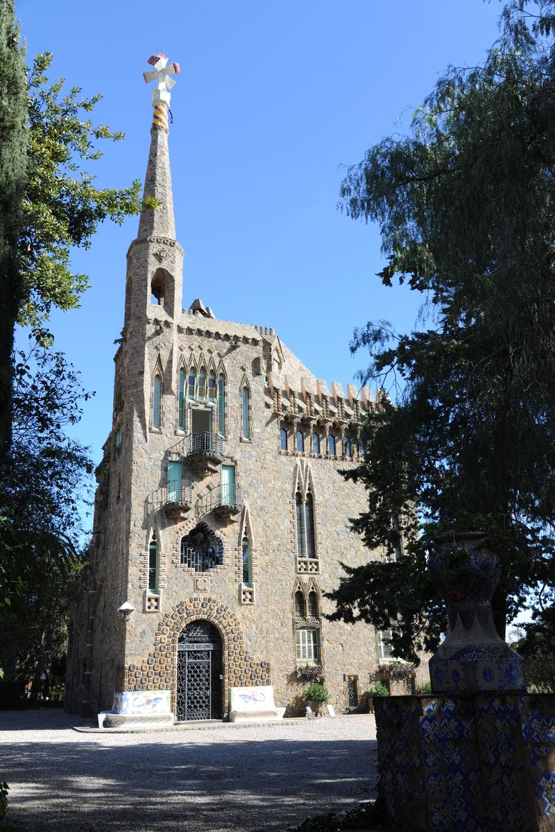 <div class='imageHoverDetail'>
             <p class='imageHoverTitle twoLineBreak'>Torre Bellesguard - Casa Figueres. Edifici vist des del jardí</p>
             <p class='imageHoverAutor oneLineBreak'>Autor: Antonio Lajusticia Bueno</p>
             <button class='imageHoverBtn'>Mostra els detalls de la imatge <span class='sr-only'>Torre Bellesguard - Casa Figueres. Edifici vist des del jardí</span></button>
             </div>