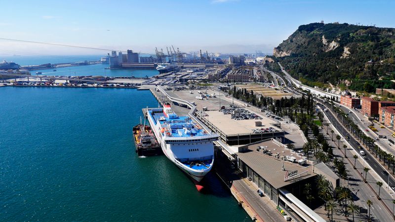 <div class='imageHoverDetail'>
             <p class='imageHoverTitle twoLineBreak'>Vista aèria del Port amb un creuer i de la muntanya de Montjuïc</p>
             <p class='imageHoverAutor oneLineBreak'>Autor: HEMAV</p>
             <button class='imageHoverBtn'>Mostra els detalls de la imatge <span class='sr-only'>Vista aèria del Port amb un creuer i de la muntanya de Montjuïc</span></button>
             </div>