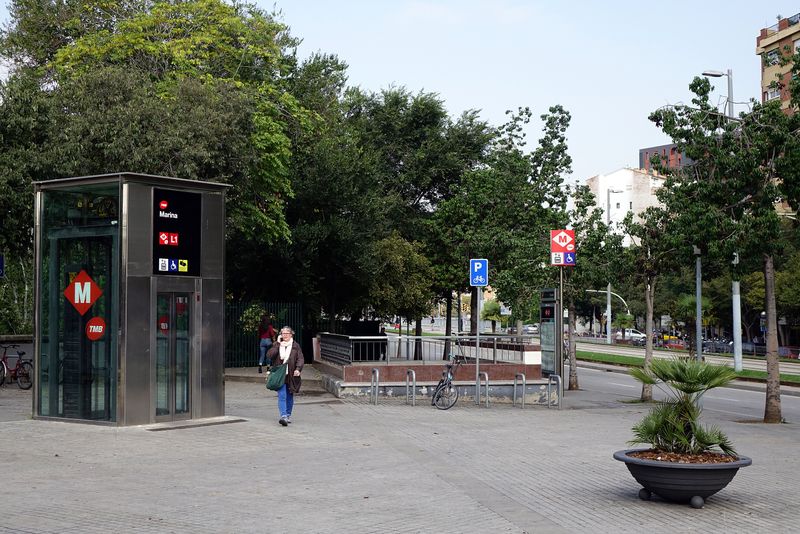 <div class='imageHoverDetail'>
             <p class='imageHoverTitle twoLineBreak'>Avinguda Meridiana, tram entre Ciutadella i plaça de les Glòries Catalanes. E...</p>
             <p class='imageHoverAutor oneLineBreak'>Autor: Vicente Zambrano González</p>
             <button class='imageHoverBtn'>Mostra els detalls de la imatge <span class='sr-only'>Avinguda Meridiana, tram entre Ciutadella i plaça de les Glòries Catalanes. E...</span></button>
             </div>