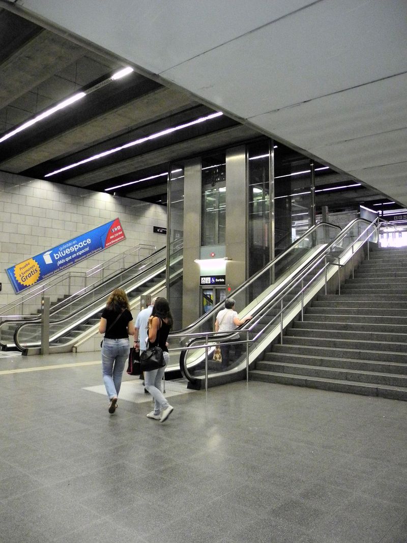 <div class='imageHoverDetail'>
             <p class='imageHoverTitle twoLineBreak'>Estació de metro Passeig de Gràcia. Escales mecàniques</p>
             <p class='imageHoverAutor oneLineBreak'>Autor: Vicente Zambrano González</p>
             <button class='imageHoverBtn'>Mostra els detalls de la imatge <span class='sr-only'>Estació de metro Passeig de Gràcia. Escales mecàniques</span></button>
             </div>