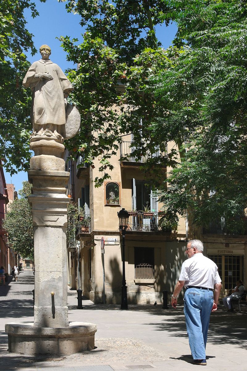 <div class='imageHoverDetail'>
             <p class='imageHoverTitle twoLineBreak'>Plaça de Sant Vicenç de Sarrià</p>
             <p class='imageHoverAutor oneLineBreak'>Autor: Vicente Zambrano González</p>
             <button class='imageHoverBtn'>Mostra els detalls de la imatge <span class='sr-only'>Plaça de Sant Vicenç de Sarrià</span></button>
             </div>