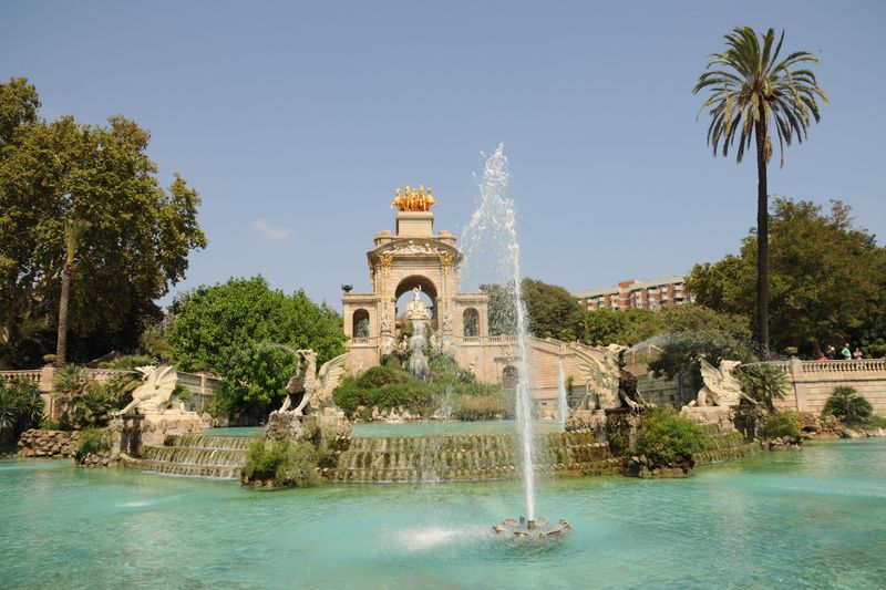 <div class='imageHoverDetail'>
             <p class='imageHoverTitle twoLineBreak'>Parc de la Ciutadella</p>
             <p class='imageHoverAutor oneLineBreak'>Autor: Antonio Lajusticia Bueno</p>
             <button class='imageHoverBtn'>Mostra els detalls de la imatge <span class='sr-only'>Parc de la Ciutadella</span></button>
             </div>