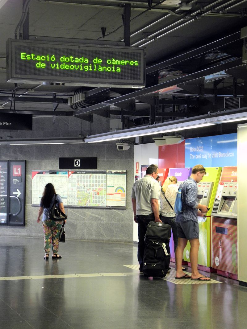 <div class='imageHoverDetail'>
             <p class='imageHoverTitle twoLineBreak'>Estació de metro Arc de Triomf. Viatgers comprant els bitllets a les màquines...</p>
             <p class='imageHoverAutor oneLineBreak'>Autor: Vicente Zambrano González</p>
             <button class='imageHoverBtn'>Mostra els detalls de la imatge <span class='sr-only'>Estació de metro Arc de Triomf. Viatgers comprant els bitllets a les màquines...</span></button>
             </div>