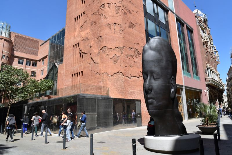 <div class='imageHoverDetail'>
             <p class='imageHoverTitle twoLineBreak'>Escultura Carmela, de Jaume Plensa</p>
             <p class='imageHoverAutor oneLineBreak'>Autor: Antonio Lajusticia Bueno</p>
             <button class='imageHoverBtn'>Mostra els detalls de la imatge <span class='sr-only'>Escultura Carmela, de Jaume Plensa</span></button>
             </div>