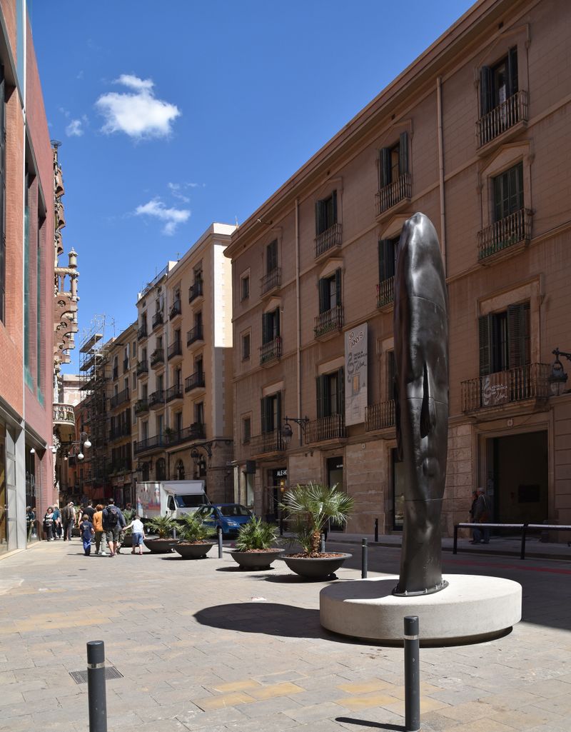 <div class='imageHoverDetail'>
             <p class='imageHoverTitle twoLineBreak'>Escultura Carmela, de Jaume Plensa</p>
             <p class='imageHoverAutor oneLineBreak'>Autor: Antonio Lajusticia Bueno</p>
             <button class='imageHoverBtn'>Mostra els detalls de la imatge <span class='sr-only'>Escultura Carmela, de Jaume Plensa</span></button>
             </div>