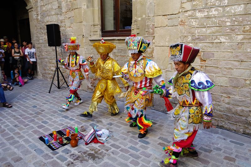 <div class='imageHoverDetail'>
             <p class='imageHoverTitle twoLineBreak'>Museu de les Cultures del Món. Espectacle folklòric peruà</p>
             <p class='imageHoverAutor oneLineBreak'>Autor: Vicente Zambrano González</p>
             <button class='imageHoverBtn'>Mostra els detalls de la imatge <span class='sr-only'>Museu de les Cultures del Món. Espectacle folklòric peruà</span></button>
             </div>