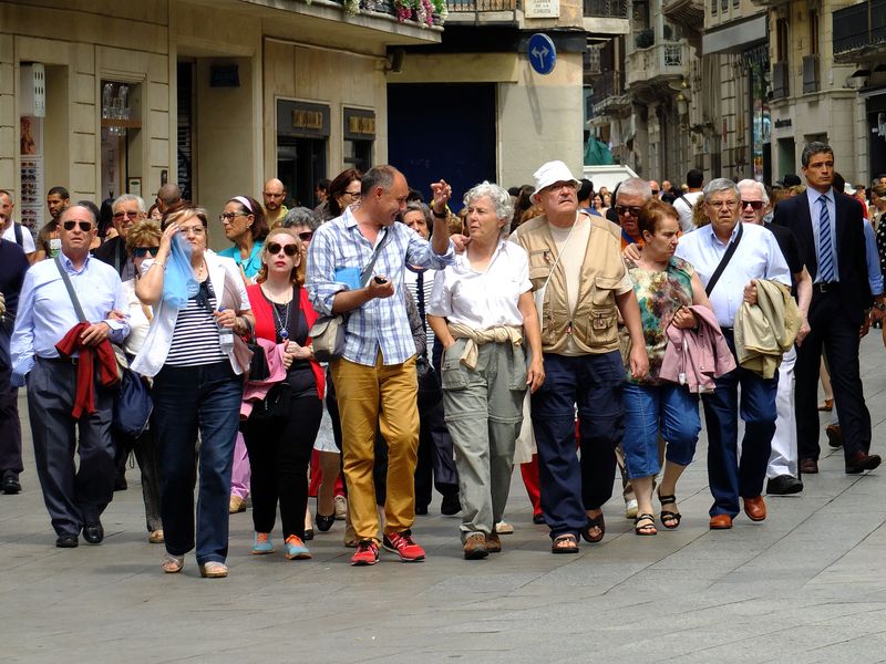 <div class='imageHoverDetail'>
             <p class='imageHoverTitle twoLineBreak'>Turistes al Portal de l'Àngel</p>
             <p class='imageHoverAutor oneLineBreak'>Autor: Vicente Zambrano González</p>
             <button class='imageHoverBtn'>Mostra els detalls de la imatge <span class='sr-only'>Turistes al Portal de l'Àngel</span></button>
             </div>