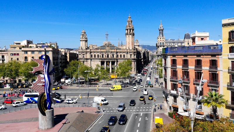 <div class='imageHoverDetail'>
             <p class='imageHoverTitle twoLineBreak'>Vista aèria de la cruïlla de via Laietana amb el passeig de Colom, la plaça d...</p>
             <p class='imageHoverAutor oneLineBreak'>Autor: HEMAV</p>
             <button class='imageHoverBtn'>Mostra els detalls de la imatge <span class='sr-only'>Vista aèria de la cruïlla de via Laietana amb el passeig de Colom, la plaça d...</span></button>
             </div>