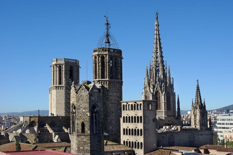 <div class='imageHoverDetail'>
             <p class='imageHoverTitle twoLineBreak'>Cimbori, campanar i torres de la Catedral de Barcelona, Torre del Rei Martí i...</p>
             <p class='imageHoverAutor oneLineBreak'>Autor: Vicente Zambrano González</p>
             <button class='imageHoverBtn'>Mostra els detalls de la imatge <span class='sr-only'>Cimbori, campanar i torres de la Catedral de Barcelona, Torre del Rei Martí i...</span></button>
             </div>