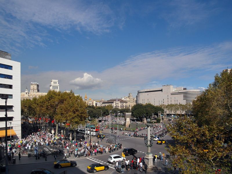 <div class='imageHoverDetail'>
             <p class='imageHoverTitle twoLineBreak'>Plaça de Catalunya</p>
             <p class='imageHoverAutor oneLineBreak'>Autor: Vicente Zambrano González</p>
             <button class='imageHoverBtn'>Mostra els detalls de la imatge <span class='sr-only'>Plaça de Catalunya</span></button>
             </div>