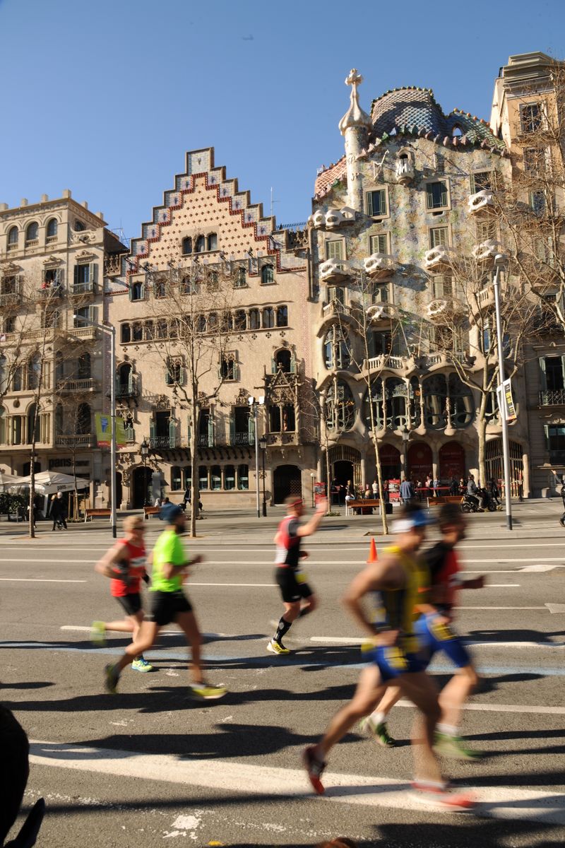 <div class='imageHoverDetail'>
             <p class='imageHoverTitle twoLineBreak'>Marató de Barcelona 2015. Corredors passant per la Casa Batlló i la Casa Amat...</p>
             <p class='imageHoverAutor oneLineBreak'>Autor: Antonio Lajusticia Bueno</p>
             <button class='imageHoverBtn'>Mostra els detalls de la imatge <span class='sr-only'>Marató de Barcelona 2015. Corredors passant per la Casa Batlló i la Casa Amat...</span></button>
             </div>