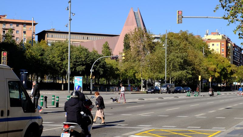 <div class='imageHoverDetail'>
             <p class='imageHoverTitle twoLineBreak'>Avinguda Meridiana, tram central entre els carrers de Las Navas de Tolosa i d...</p>
             <p class='imageHoverAutor oneLineBreak'>Autor: Vicente Zambrano González</p>
             <button class='imageHoverBtn'>Mostra els detalls de la imatge <span class='sr-only'>Avinguda Meridiana, tram central entre els carrers de Las Navas de Tolosa i d...</span></button>
             </div>