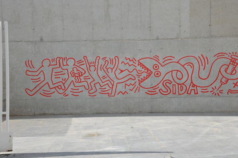 <div class='imageHoverDetail'>
             <p class='imageHoverTitle twoLineBreak'>Mural contra la sida de Keith Haring</p>
             <p class='imageHoverAutor oneLineBreak'>Autor: Antonio Lajusticia Bueno</p>
             <button class='imageHoverBtn'>Mostra els detalls de la imatge <span class='sr-only'>Mural contra la sida de Keith Haring</span></button>
             </div>