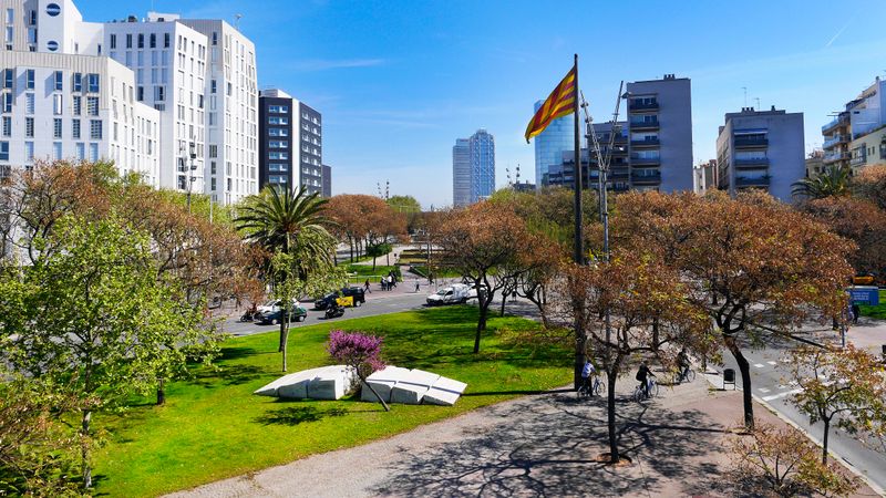 <div class='imageHoverDetail'>
             <p class='imageHoverTitle twoLineBreak'>Vista de la plaça de Pau Vila</p>
             <p class='imageHoverAutor oneLineBreak'>Autor: HEMAV</p>
             <button class='imageHoverBtn'>Mostra els detalls de la imatge <span class='sr-only'>Vista de la plaça de Pau Vila</span></button>
             </div>