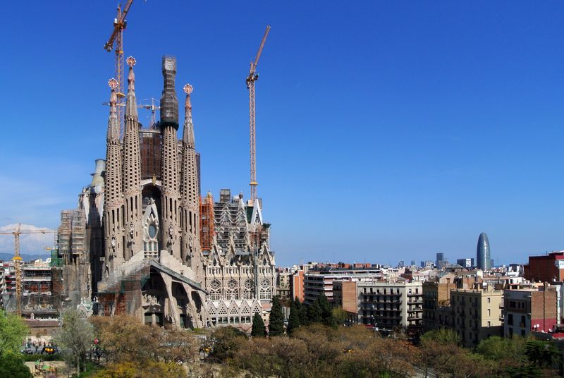 <div class='imageHoverDetail'>
             <p class='imageHoverTitle twoLineBreak'>Sagrada Família, 2014</p>
             <p class='imageHoverAutor oneLineBreak'>Autor: Vicente Zambrano González</p>
             <button class='imageHoverBtn'>Mostra els detalls de la imatge <span class='sr-only'>Sagrada Família, 2014</span></button>
             </div>