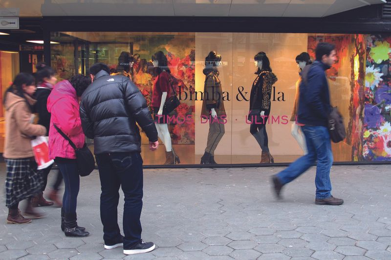 <div class='imageHoverDetail'>
             <p class='imageHoverTitle twoLineBreak'>Botigues al passeig de Gràcia</p>
             <p class='imageHoverAutor oneLineBreak'>Autor: Vicente Zambrano González</p>
             <button class='imageHoverBtn'>Mostra els detalls de la imatge <span class='sr-only'>Botigues al passeig de Gràcia</span></button>
             </div>