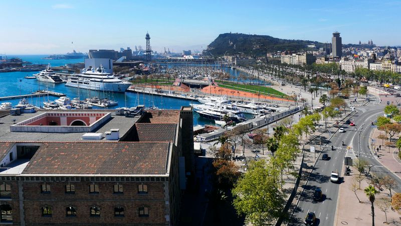 <div class='imageHoverDetail'>
             <p class='imageHoverTitle twoLineBreak'>Vista aèria del Port amb el Museu d'Història de Catalunya</p>
             <p class='imageHoverAutor oneLineBreak'>Autor: HEMAV</p>
             <button class='imageHoverBtn'>Mostra els detalls de la imatge <span class='sr-only'>Vista aèria del Port amb el Museu d'Història de Catalunya</span></button>
             </div>