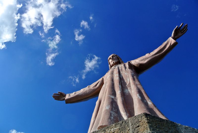 <div class='imageHoverDetail'>
             <p class='imageHoverTitle twoLineBreak'>Temple expiatori del Sagrat Cor al Tibidabo. Escultura de Jesucrist (Sagrat Cor)</p>
             <p class='imageHoverAutor oneLineBreak'>Autor: Vicente Zambrano González</p>
             <button class='imageHoverBtn'>Mostra els detalls de la imatge <span class='sr-only'>Temple expiatori del Sagrat Cor al Tibidabo. Escultura de Jesucrist (Sagrat Cor)</span></button>
             </div>