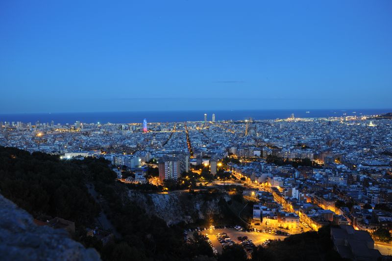 <div class='imageHoverDetail'>
             <p class='imageHoverTitle twoLineBreak'>Vista nocturna de Barcelona de muntanya a mar amb l'Eixample i la Torre Glòries</p>
             <p class='imageHoverAutor oneLineBreak'>Autor: Antonio Lajusticia Bueno</p>
             <button class='imageHoverBtn'>Mostra els detalls de la imatge <span class='sr-only'>Vista nocturna de Barcelona de muntanya a mar amb l'Eixample i la Torre Glòries</span></button>
             </div>