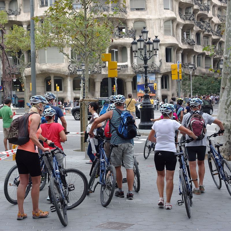 <div class='imageHoverDetail'>
             <p class='imageHoverTitle twoLineBreak'>Grup de turistes en bicicleta davant la Pedrera</p>
             <p class='imageHoverAutor oneLineBreak'>Autor: Vicente Zambrano González</p>
             <button class='imageHoverBtn'>Mostra els detalls de la imatge <span class='sr-only'>Grup de turistes en bicicleta davant la Pedrera</span></button>
             </div>