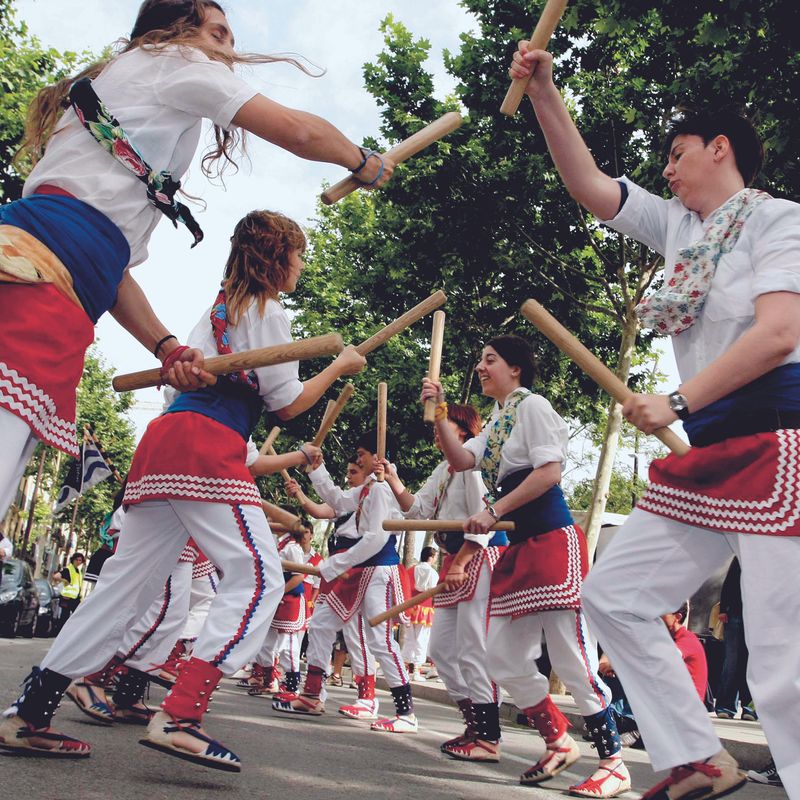 <div class='imageHoverDetail'>
             <p class='imageHoverTitle twoLineBreak'>34 Trobada Nacional de Bastoners Catalunya.</p>
             <p class='imageHoverAutor oneLineBreak'>Autor: Vicente Zambrano González</p>
             <button class='imageHoverBtn'>Mostra els detalls de la imatge <span class='sr-only'>34 Trobada Nacional de Bastoners Catalunya.</span></button>
             </div>