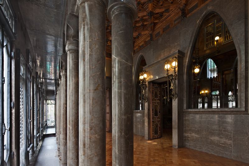 <div class='imageHoverDetail'>
             <p class='imageHoverTitle twoLineBreak'>Palau Güell. Sala de passos perduts</p>
             <p class='imageHoverAutor oneLineBreak'>Autor: Pepe Navarro</p>
             <button class='imageHoverBtn'>Mostra els detalls de la imatge <span class='sr-only'>Palau Güell. Sala de passos perduts</span></button>
             </div>