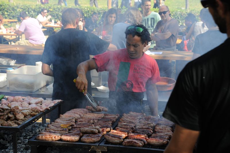 <div class='imageHoverDetail'>
             <p class='imageHoverTitle twoLineBreak'>Festes de la Mercè 2015. Ciutadella. Parada de menjar</p>
             <p class='imageHoverAutor oneLineBreak'>Autor: Antonio Lajusticia Bueno</p>
             <button class='imageHoverBtn'>Mostra els detalls de la imatge <span class='sr-only'>Festes de la Mercè 2015. Ciutadella. Parada de menjar</span></button>
             </div>