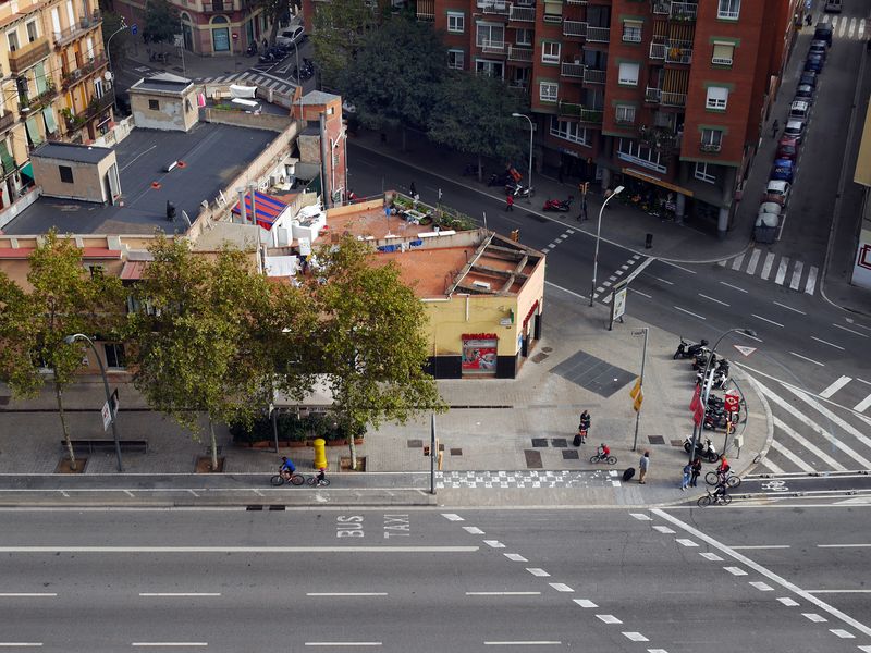 <div class='imageHoverDetail'>
             <p class='imageHoverTitle twoLineBreak'>Avinguda Meridiana, tram entre Glòries i el carrer de València (aèria). Cruïlla</p>
             <p class='imageHoverAutor oneLineBreak'>Autor: Vicente Zambrano González</p>
             <button class='imageHoverBtn'>Mostra els detalls de la imatge <span class='sr-only'>Avinguda Meridiana, tram entre Glòries i el carrer de València (aèria). Cruïlla</span></button>
             </div>