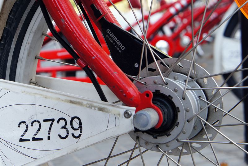 <div class='imageHoverDetail'>
             <p class='imageHoverTitle twoLineBreak'>Número d'una bicicleta del Bicing a la plaça de Tetuan</p>
             <p class='imageHoverAutor oneLineBreak'>Autor: Vicente Zambrano González</p>
             <button class='imageHoverBtn'>Mostra els detalls de la imatge <span class='sr-only'>Número d'una bicicleta del Bicing a la plaça de Tetuan</span></button>
             </div>