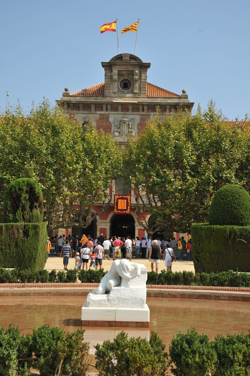 <div class='imageHoverDetail'>
             <p class='imageHoverTitle twoLineBreak'>Diada Nacional de Catalunya 2012. Parlament de Catalunya i El Desconsol (escu...</p>
             <p class='imageHoverAutor oneLineBreak'>Autor: Antonio Lajusticia Bueno</p>
             <button class='imageHoverBtn'>Mostra els detalls de la imatge <span class='sr-only'>Diada Nacional de Catalunya 2012. Parlament de Catalunya i El Desconsol (escu...</span></button>
             </div>