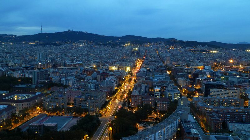 <div class='imageHoverDetail'>
             <p class='imageHoverTitle twoLineBreak'>Vista nocturna de Barcelona, seguint l'eix mar-muntanya i centrat en el carre...</p>
             <p class='imageHoverAutor oneLineBreak'>Autor: Vicente Zambrano González</p>
             <button class='imageHoverBtn'>Mostra els detalls de la imatge <span class='sr-only'>Vista nocturna de Barcelona, seguint l'eix mar-muntanya i centrat en el carre...</span></button>
             </div>