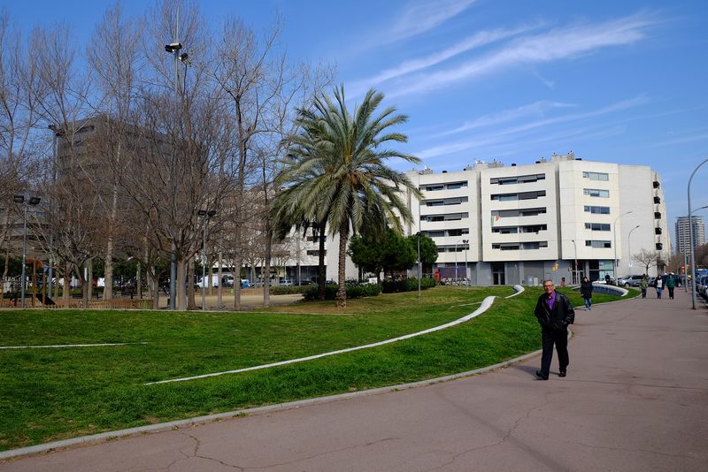 <div class='imageHoverDetail'>
             <p class='imageHoverTitle twoLineBreak'>Jardins de Gandhi. Passeig de palmeres</p>
             <p class='imageHoverAutor oneLineBreak'>Autor: Vicente Zambrano González</p>
             <button class='imageHoverBtn'>Mostra els detalls de la imatge <span class='sr-only'>Jardins de Gandhi. Passeig de palmeres</span></button>
             </div>