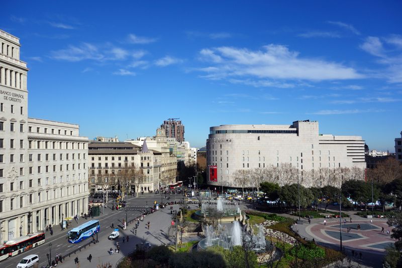 <div class='imageHoverDetail'>
             <p class='imageHoverTitle twoLineBreak'>Plaça de Catalunya, ronda de la Universitat i edifici d'El Corte Inglés</p>
             <p class='imageHoverAutor oneLineBreak'>Autor: Vicente Zambrano González</p>
             <button class='imageHoverBtn'>Mostra els detalls de la imatge <span class='sr-only'>Plaça de Catalunya, ronda de la Universitat i edifici d'El Corte Inglés</span></button>
             </div>