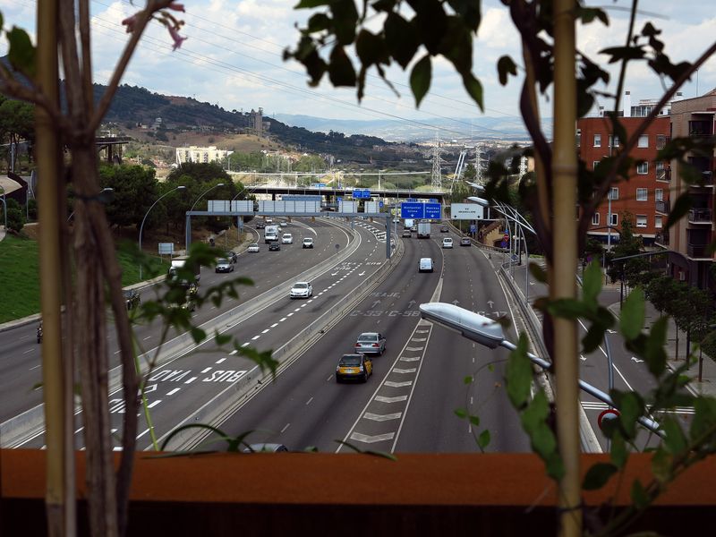 <div class='imageHoverDetail'>
             <p class='imageHoverTitle twoLineBreak'>Carretera vista des del pont de Sarajevo</p>
             <p class='imageHoverAutor oneLineBreak'>Autor: Vicente Zambrano González</p>
             <button class='imageHoverBtn'>Mostra els detalls de la imatge <span class='sr-only'>Carretera vista des del pont de Sarajevo</span></button>
             </div>