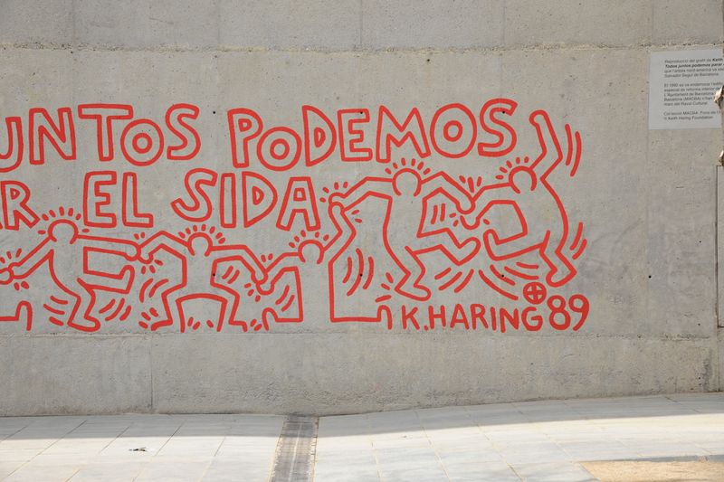 <div class='imageHoverDetail'>
             <p class='imageHoverTitle twoLineBreak'>Mural contra la sida de Keith Haring. Fragment del lema "Todos juntos podemos...</p>
             <p class='imageHoverAutor oneLineBreak'>Autor: Antonio Lajusticia Bueno</p>
             <button class='imageHoverBtn'>Mostra els detalls de la imatge <span class='sr-only'>Mural contra la sida de Keith Haring. Fragment del lema "Todos juntos podemos...</span></button>
             </div>