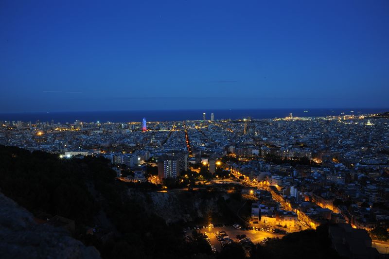 <div class='imageHoverDetail'>
             <p class='imageHoverTitle twoLineBreak'>Vista nocturna de Barcelona de muntanya a mar amb l'Eixample i la Torre Glòries</p>
             <p class='imageHoverAutor oneLineBreak'>Autor: Antonio Lajusticia Bueno</p>
             <button class='imageHoverBtn'>Mostra els detalls de la imatge <span class='sr-only'>Vista nocturna de Barcelona de muntanya a mar amb l'Eixample i la Torre Glòries</span></button>
             </div>