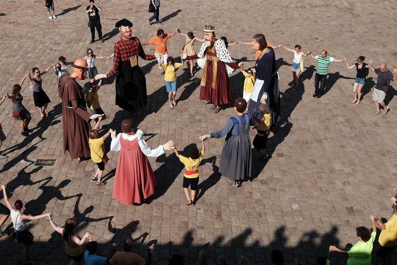 <div class='imageHoverDetail'>
             <p class='imageHoverTitle twoLineBreak'>Danses tradicionals al Castell de Montjuïc. Rotllanes de gegants i persones b...</p>
             <p class='imageHoverAutor oneLineBreak'>Autor: Vicente Zambrano González</p>
             <button class='imageHoverBtn'>Mostra els detalls de la imatge <span class='sr-only'>Danses tradicionals al Castell de Montjuïc. Rotllanes de gegants i persones b...</span></button>
             </div>