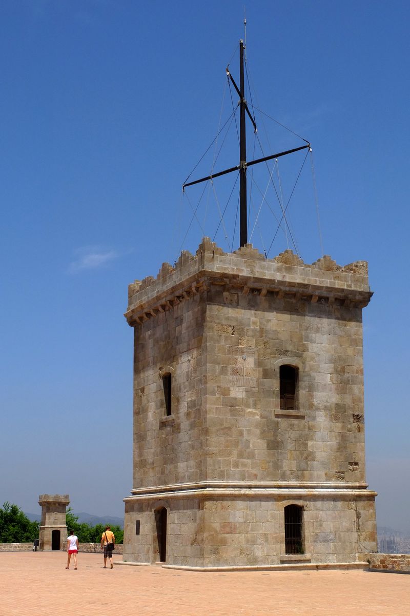 <div class='imageHoverDetail'>
             <p class='imageHoverTitle twoLineBreak'>Torre del Castell de Montjuïc</p>
             <p class='imageHoverAutor oneLineBreak'>Autor: Vicente Zambrano González</p>
             <button class='imageHoverBtn'>Mostra els detalls de la imatge <span class='sr-only'>Torre del Castell de Montjuïc</span></button>
             </div>