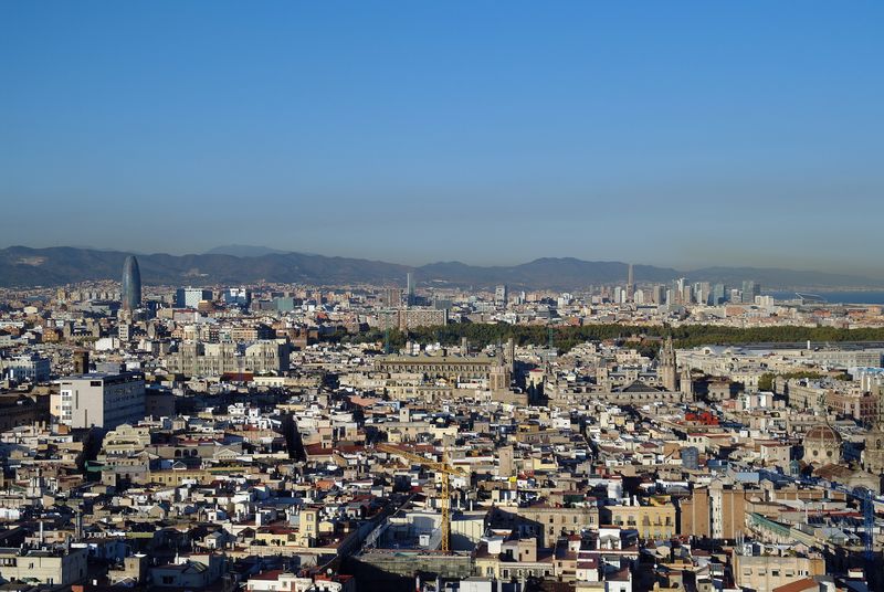 <div class='imageHoverDetail'>
             <p class='imageHoverTitle twoLineBreak'>Vista parcial de Barcelona amb els barris costaners des de la Barceloneta fin...</p>
             <p class='imageHoverAutor oneLineBreak'>Autor: Vicente Zambrano González</p>
             <button class='imageHoverBtn'>Mostra els detalls de la imatge <span class='sr-only'>Vista parcial de Barcelona amb els barris costaners des de la Barceloneta fin...</span></button>
             </div>