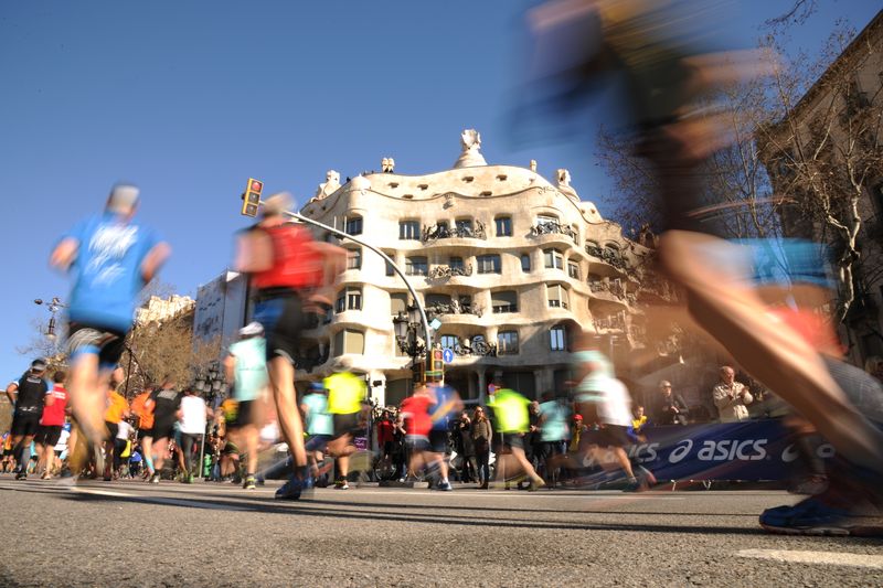 <div class='imageHoverDetail'>
             <p class='imageHoverTitle twoLineBreak'>Marató de Barcelona 2015. Corredors i públic davant la Pedrera</p>
             <p class='imageHoverAutor oneLineBreak'>Autor: Antonio Lajusticia Bueno</p>
             <button class='imageHoverBtn'>Mostra els detalls de la imatge <span class='sr-only'>Marató de Barcelona 2015. Corredors i públic davant la Pedrera</span></button>
             </div>