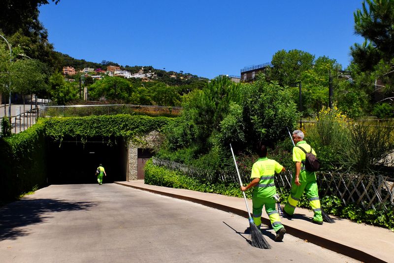 <div class='imageHoverDetail'>
             <p class='imageHoverTitle twoLineBreak'>Parc del Torrent Maduixer. Personal de neteja</p>
             <p class='imageHoverAutor oneLineBreak'>Autor: Vicente Zambrano González</p>
             <button class='imageHoverBtn'>Mostra els detalls de la imatge <span class='sr-only'>Parc del Torrent Maduixer. Personal de neteja</span></button>
             </div>