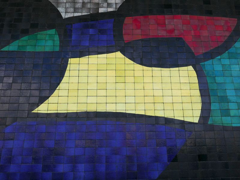 <div class='imageHoverDetail'>
             <p class='imageHoverTitle twoLineBreak'>Mural de rajoles ceràmiques de Joan Miró a la Terminal 2 de l'aeroport</p>
             <p class='imageHoverAutor oneLineBreak'>Autor: Vicente Zambrano González</p>
             <button class='imageHoverBtn'>Mostra els detalls de la imatge <span class='sr-only'>Mural de rajoles ceràmiques de Joan Miró a la Terminal 2 de l'aeroport</span></button>
             </div>