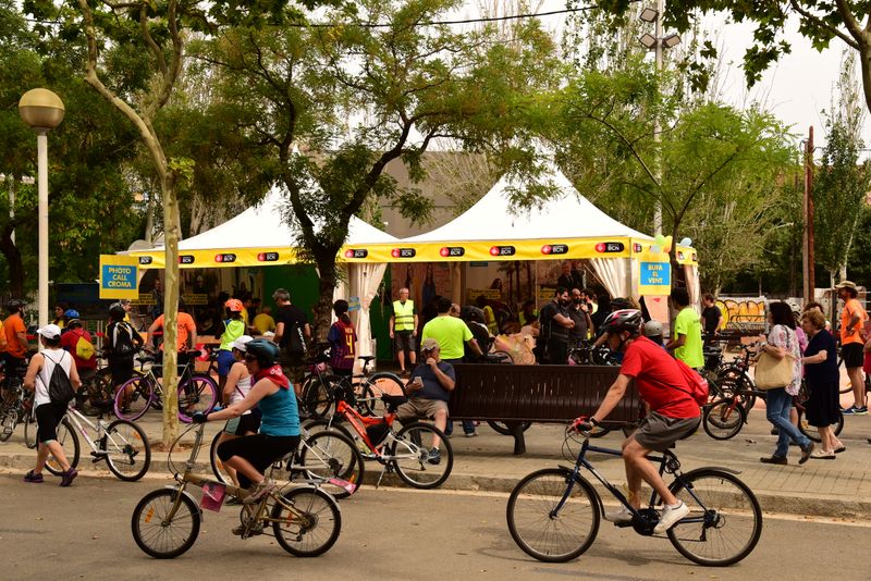 <div class='imageHoverDetail'>
             <p class='imageHoverTitle twoLineBreak'>Festa de la Bicicleta. Participants passant per davant d'un estand de l'organ...</p>
             <p class='imageHoverAutor oneLineBreak'>Autor: Antonio Lajusticia Bueno</p>
             <button class='imageHoverBtn'>Mostra els detalls de la imatge <span class='sr-only'>Festa de la Bicicleta. Participants passant per davant d'un estand de l'organ...</span></button>
             </div>