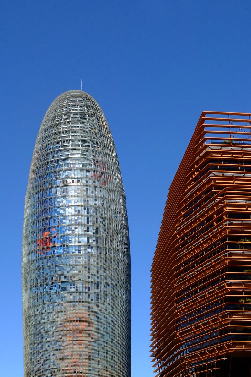 <div class='imageHoverDetail'>
             <p class='imageHoverTitle twoLineBreak'>Torre Glòries i edifici de la Direcció de Telecomunicacions i del Sector Audi...</p>
             <p class='imageHoverAutor oneLineBreak'>Autor: Vicente Zambrano González</p>
             <button class='imageHoverBtn'>Mostra els detalls de la imatge <span class='sr-only'>Torre Glòries i edifici de la Direcció de Telecomunicacions i del Sector Audi...</span></button>
             </div>