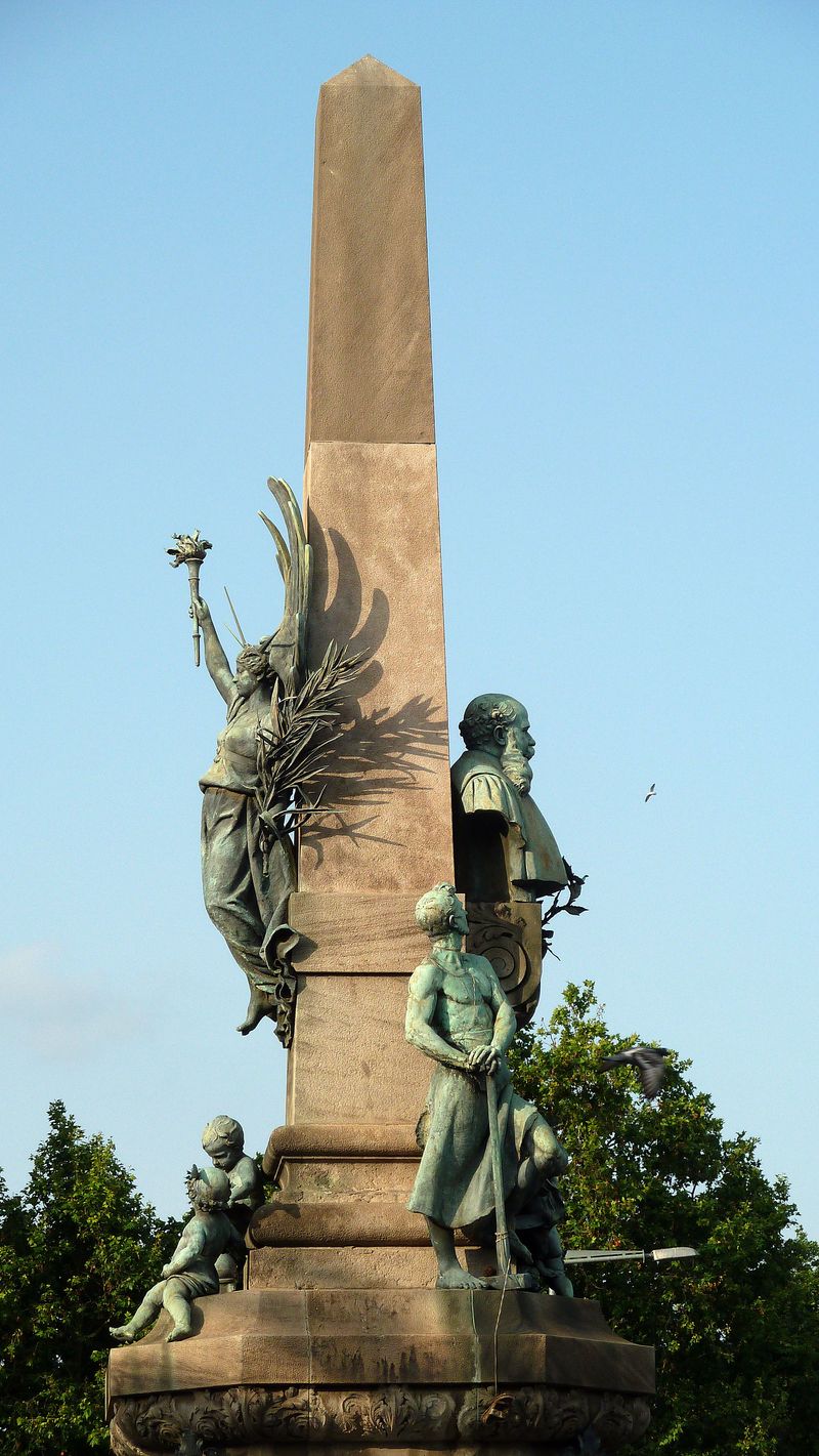 <div class='imageHoverDetail'>
             <p class='imageHoverTitle twoLineBreak'>Monument a Rius i Taulet del passeig de Lluís Companys. Escultures i obelisc</p>
             <p class='imageHoverAutor oneLineBreak'>Autor: Vicente Zambrano González</p>
             <button class='imageHoverBtn'>Mostra els detalls de la imatge <span class='sr-only'>Monument a Rius i Taulet del passeig de Lluís Companys. Escultures i obelisc</span></button>
             </div>