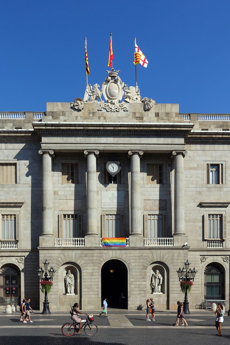 <div class='imageHoverDetail'>
             <p class='imageHoverTitle twoLineBreak'>Dia Internacional de l'Orgull LGTBI. Edifici amb la bandera de l'arc de Sant ...</p>
             <p class='imageHoverAutor oneLineBreak'>Autor: Vicente Zambrano González</p>
             <button class='imageHoverBtn'>Mostra els detalls de la imatge <span class='sr-only'>Dia Internacional de l'Orgull LGTBI. Edifici amb la bandera de l'arc de Sant ...</span></button>
             </div>