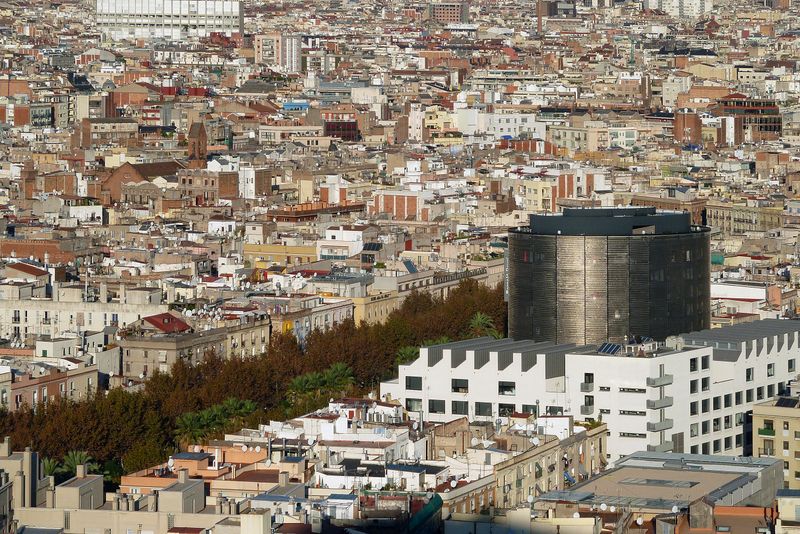 <div class='imageHoverDetail'>
             <p class='imageHoverTitle twoLineBreak'>Vista parcial de Barcelona amb la rambla del Raval</p>
             <p class='imageHoverAutor oneLineBreak'>Autor: Vicente Zambrano González</p>
             <button class='imageHoverBtn'>Mostra els detalls de la imatge <span class='sr-only'>Vista parcial de Barcelona amb la rambla del Raval</span></button>
             </div>