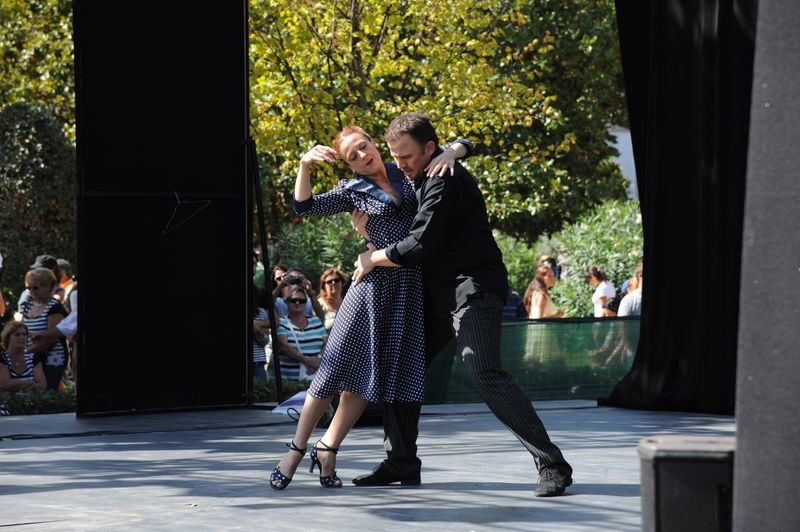 <div class='imageHoverDetail'>
             <p class='imageHoverTitle twoLineBreak'>Festes de la Mercè. Ciutadella. Espectacle de dansa</p>
             <p class='imageHoverAutor oneLineBreak'>Autor: Antonio Lajusticia Bueno</p>
             <button class='imageHoverBtn'>Mostra els detalls de la imatge <span class='sr-only'>Festes de la Mercè. Ciutadella. Espectacle de dansa</span></button>
             </div>