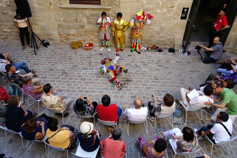 <div class='imageHoverDetail'>
             <p class='imageHoverTitle twoLineBreak'>Museu de les Cultures del Món. Espectacle folklòric peruà</p>
             <p class='imageHoverAutor oneLineBreak'>Autor: Vicente Zambrano González</p>
             <button class='imageHoverBtn'>Mostra els detalls de la imatge <span class='sr-only'>Museu de les Cultures del Món. Espectacle folklòric peruà</span></button>
             </div>