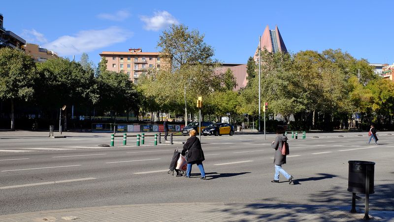 <div class='imageHoverDetail'>
             <p class='imageHoverTitle twoLineBreak'>Avinguda Meridiana, tram central entre els carrers de Las Navas de Tolosa i d...</p>
             <p class='imageHoverAutor oneLineBreak'>Autor: Vicente Zambrano González</p>
             <button class='imageHoverBtn'>Mostra els detalls de la imatge <span class='sr-only'>Avinguda Meridiana, tram central entre els carrers de Las Navas de Tolosa i d...</span></button>
             </div>